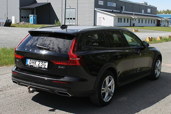 Volvo V60 Cross Country 4 of 5