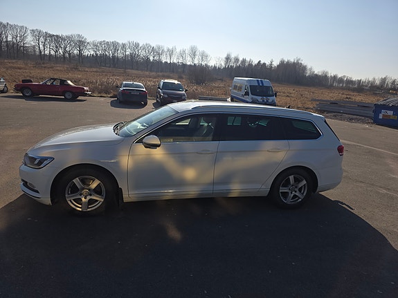 Volkswagen Passat 2 of 5