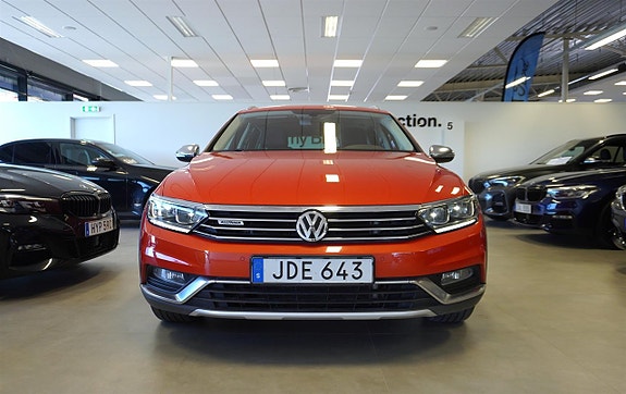Volkswagen Passat Alltrack 2 of 5
