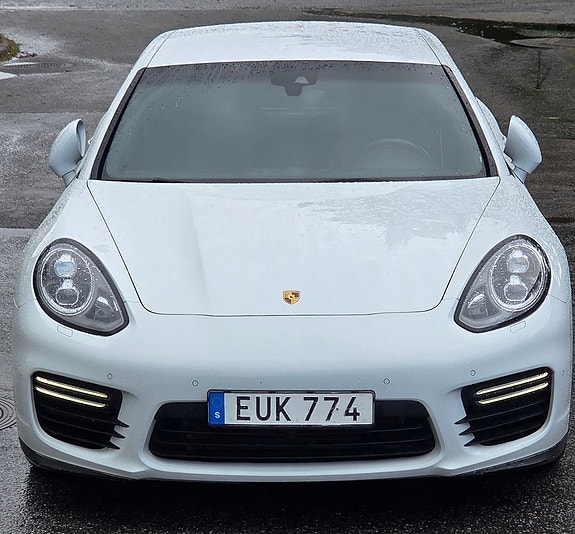 Porsche Panamera GTS 3 of 5