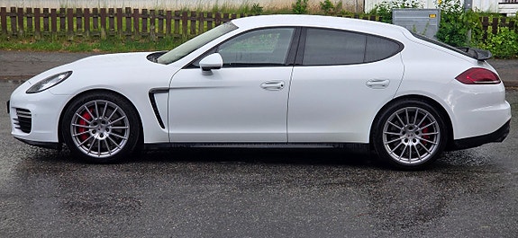 Porsche Panamera GTS 12 of 27
