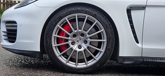 Porsche Panamera GTS 13 of 27