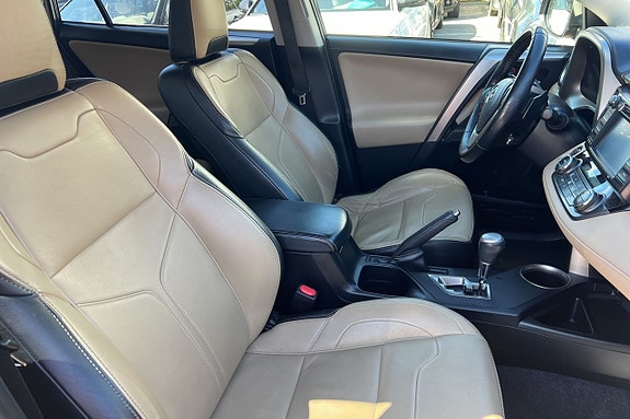 Toyota RAV4 14 of 30