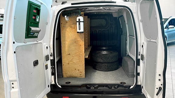 Nissan NV200 5 of 5