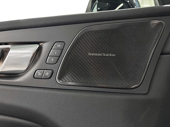 Volvo XC60 14 of 19