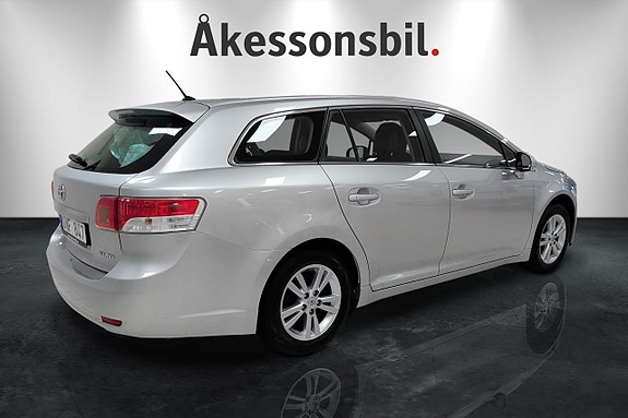 Toyota Avensis 2 of 5