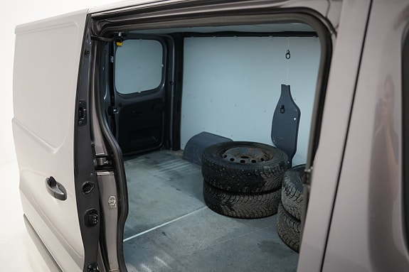 Nissan NV300 18 of 18