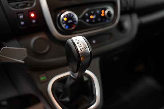 Nissan NV300 11 of 18