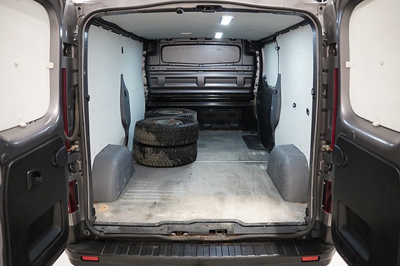 Nissan NV300 17 of 18