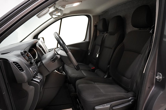 Nissan NV300 7 of 18