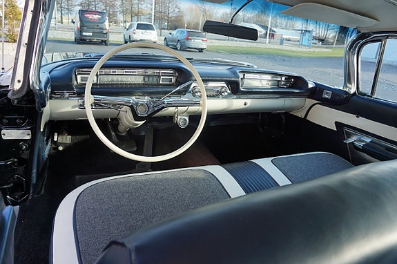 Oldsmobile 88 16 of 27