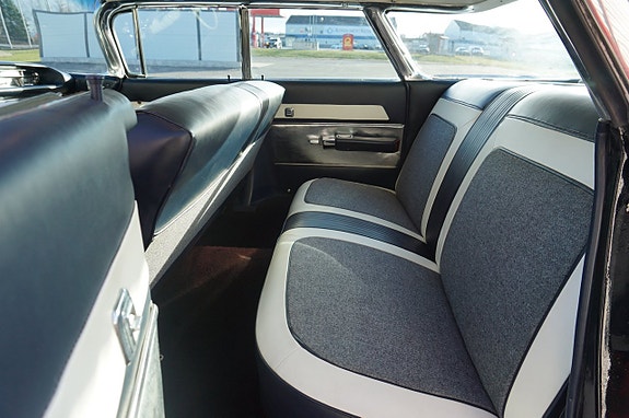 Oldsmobile 88 18 of 27