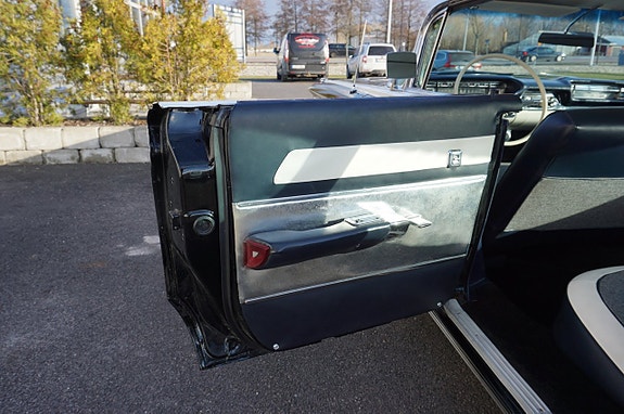Oldsmobile 88 17 of 27