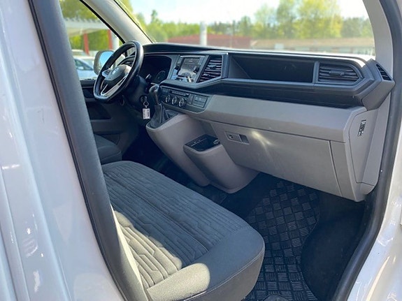 Volkswagen Caravelle 6 of 8