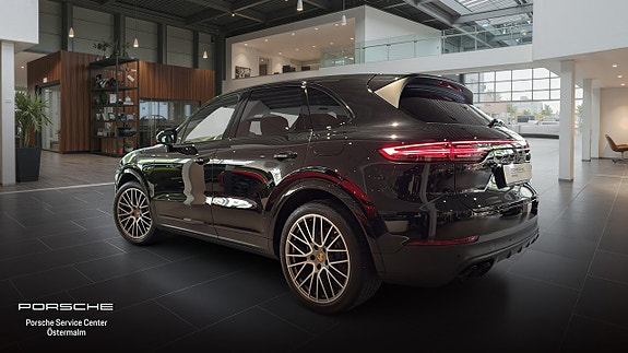Porsche Cayenne 2 of 5
