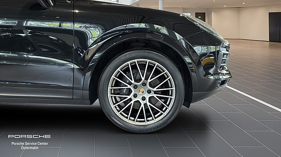 Porsche Cayenne 9 of 12