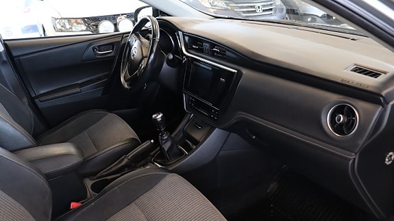 Toyota Auris 10 of 17