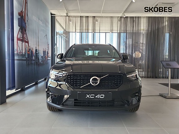 Volvo XC40 2 of 5
