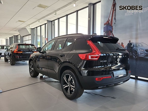 Volvo XC40 4 of 5