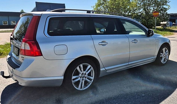 Volvo V70 2 of 5