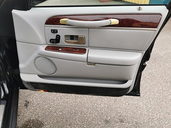 Lincoln Town Car 5 of 5