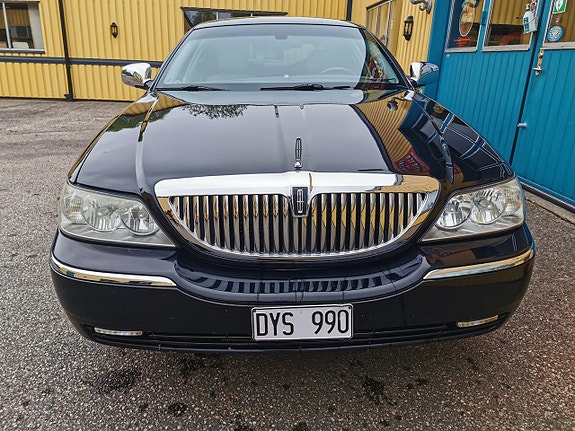 Lincoln Town Car 3 of 5