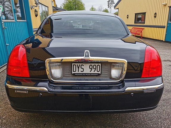 Lincoln Town Car 4 of 5