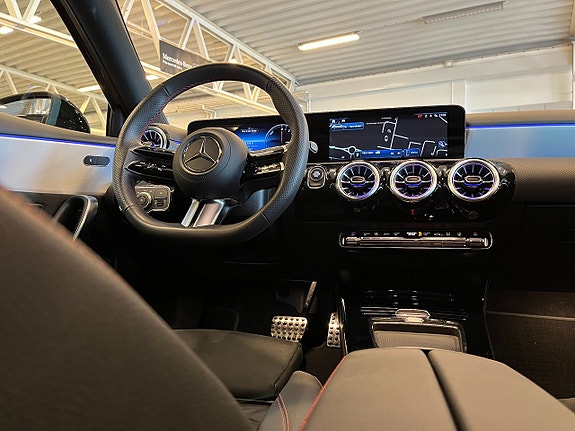 Mercedes-Benz A250 e 13 of 18