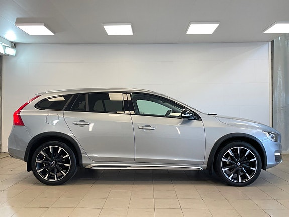 Volvo V60 Cross Country 3 of 5