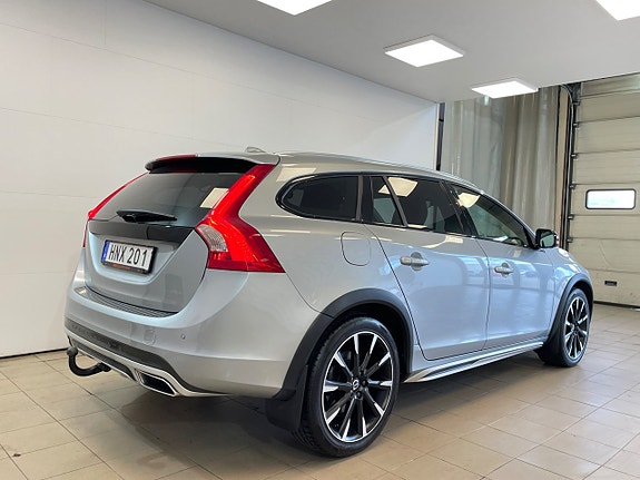 Volvo V60 Cross Country 4 of 5