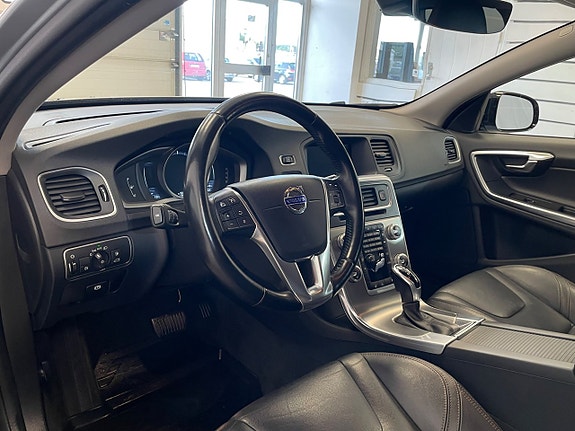 Volvo V60 Cross Country 2 of 5