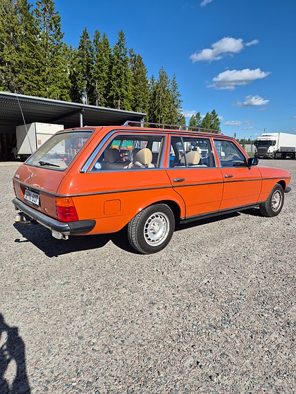 Mercedes-Benz 200 T 2 of 5