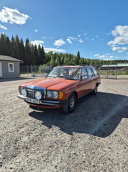 Mercedes-Benz 200 T 3 of 5