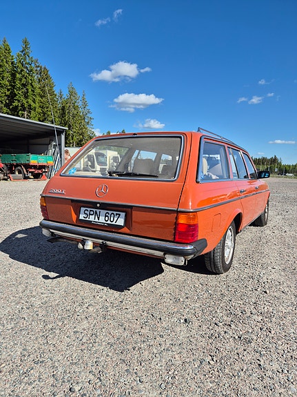 Mercedes-Benz 200 T 4 of 5