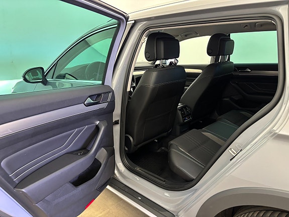 Volkswagen Passat Alltrack 12 of 25