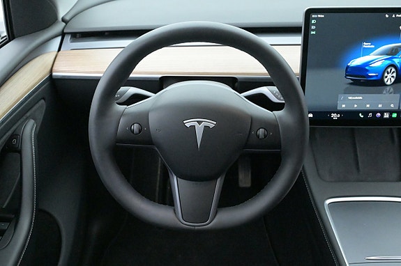 Tesla Model Y 7 of 27