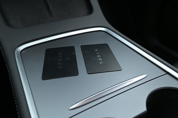 Tesla Model Y 24 of 27