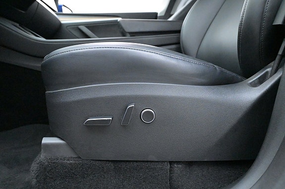 Tesla Model Y 11 of 27