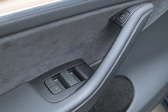 Tesla Model Y 10 of 27