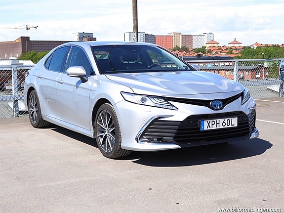 Toyota Camry 2 of 5