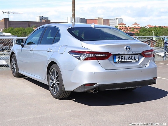Toyota Camry 3 of 5