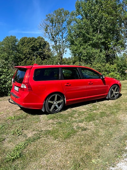 Volvo V70 2 of 5