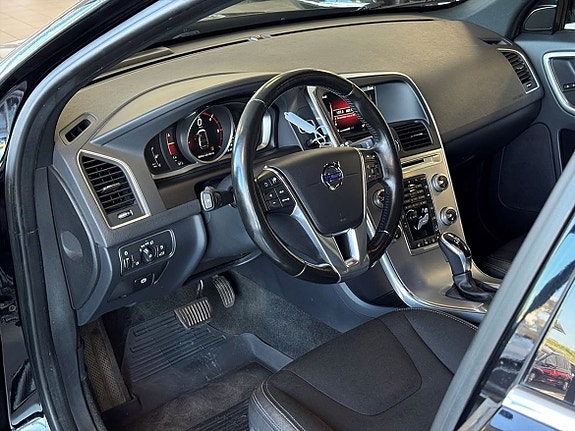 Volvo XC60 8 of 23