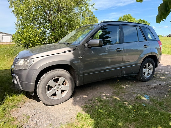 Suzuki Grand Vitara 2 of 7