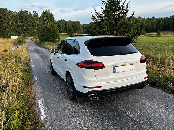 Porsche Cayenne 3 of 10
