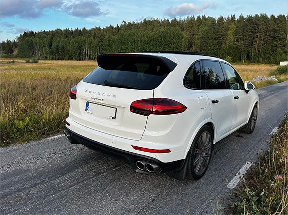 Porsche Cayenne 4 of 10