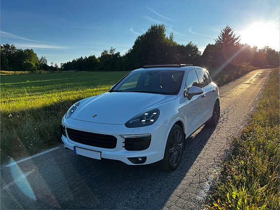 Porsche Cayenne 2 of 10