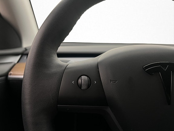 Tesla Model Y 24 of 30
