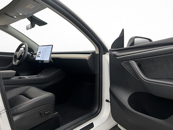 Tesla Model Y 10 of 30