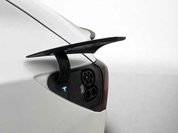 Tesla Model Y 19 of 30